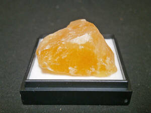 天然鉱物標本 オレンジカルサイト(方解石) プラケース入(2)