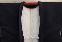 きもの今昔６９３８　黒羽織コレクション　地文様は花柄絵羽柄付け　一つ紋色「左三つ巴」_画像6