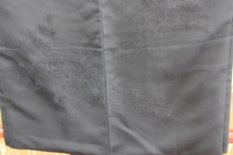 きもの今昔６９３８　黒羽織コレクション　地文様は花柄絵羽柄付け　一つ紋色「左三つ巴」_画像4