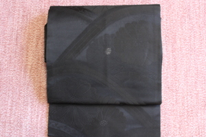 きもの今昔６９６３　黒の礼装　喪服用正絹九寸名古屋帯　　山なりにのぞき菊柄