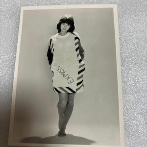 □松田聖子 デビュー当時 モノクロ生写真 2L判サイズ②