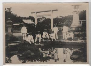 古写真　台湾　台北　台湾神社　鳥居　池　軍隊？　職員？