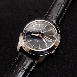 超美品 SEIKO 5 セイコー ファイブ メンズ 自動巻き 腕時計 ブラック 黒文字盤 赤秒針 AUTOMATIC 7S26-02W0 デイテイト 新ベルト Dバックル