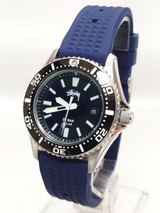 超美品 STUSSY ステューシー メンズ 腕時計 黒文字盤 ダイバーズウォッチ セイコー V145-0CE0 ソーラー クォーツ ムーブメント搭載 デイト 