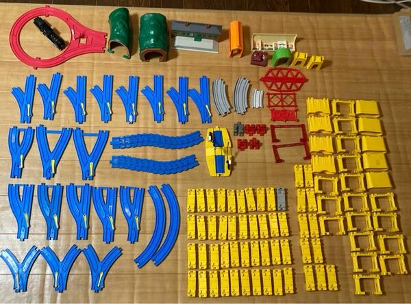 プラレール　大量 （全部で1枚目と2枚目の写真）レール曲線115本　直線48本　ストップ　橋脚　トンネル　駅　曲レール　汽車など