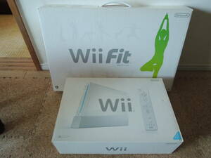 【新品未使用】　Wii 本体　＋Wii Fit　セットまとめ売り！