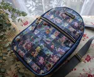 ハンドメイドバッグ☆ボディバッグ☆LIBERTYリバティつや消しラミネート☆アーカイブ・ギンガム☆ブルー11号帆布