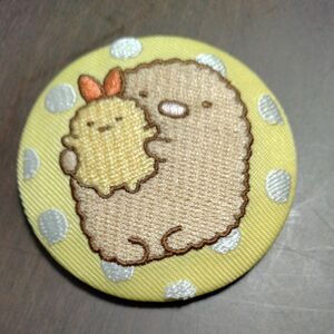 すみっコぐらし　 刺繍缶バッジ　とんかつとえびふらいのしっぽ