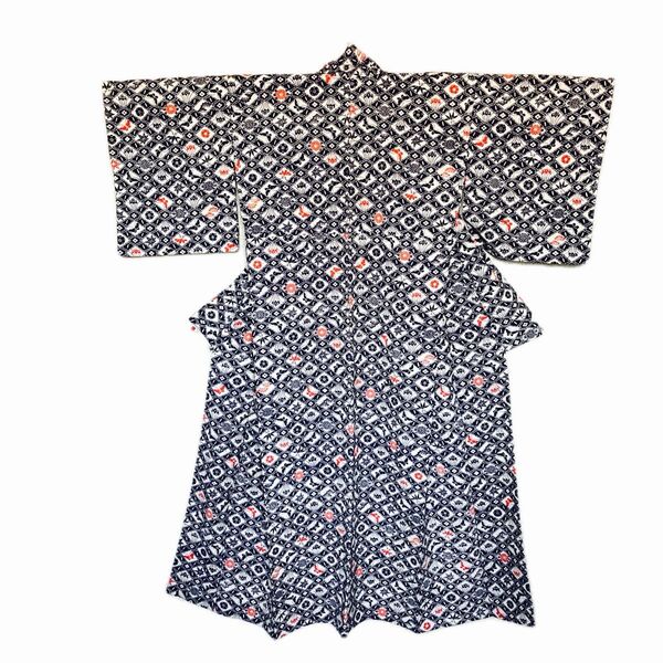 美品です とてもおしゃれで素敵な柄の洗える 透け感の無い単衣の着物です。