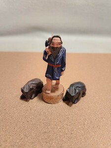 昭和レトロ　農民美術　木彫り　アイヌ人形と小熊2匹セット　