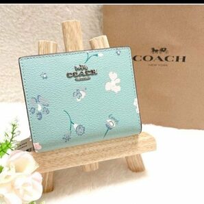 【新品未使用】COACH コーチ　折り財布　ブルー 水色 フラワー　花柄 二つ折り財布 ミニ財布 レザー
