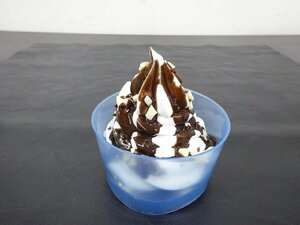 食品サンプル 業務用 パフェ ソフトクリーム 8*8*10ｃｍ チョコレートソース/アーモンド/チョコクランチ カップ レギュラー 店舗 展示 506