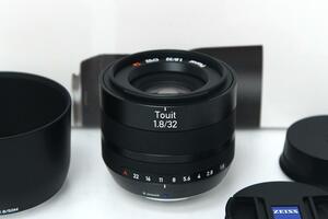 極美品｜カールツァイス Touit 1.8 32 32mm F1.8 (富士フイルム Xマウント) CA01-M1593-2N4