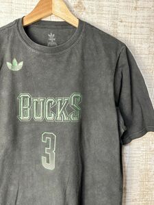 ☆US古着 adidas アディダス トレフォイル 三つ葉マーク チームTシャツ プリント 両面 BUCKS NBA ブラック黒【M】コットン　　◆4508◆