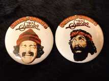 【送料無料】Cheech&Chong オフィシャル缶バッジ 2個セット チーチ&チョン 喫煙具 正規品 チーチョン マリファナ映画 ガンジャ レア物 大麻_画像1