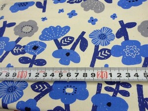 100*50★生成り・ブルー・花柄の・ハギレ・生地・布★0499-189