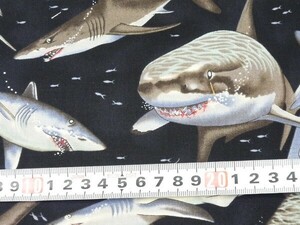 100*60★黒地・サメ柄の・ハギレ・生地・布★0499-92