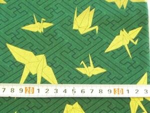 100*97★グリーン・金・折り鶴・和柄の・アメリカンプリント・ハギレ・生地・布★0492-30