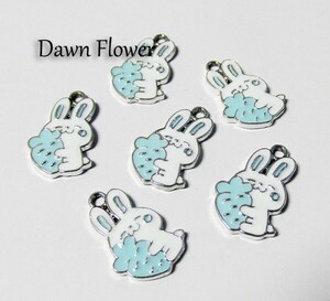 【D-0270】8pcs　ニンジンを抱いたウサギ　21×13mm　ライトブルー　チャーム　ハンドメイドパーツ