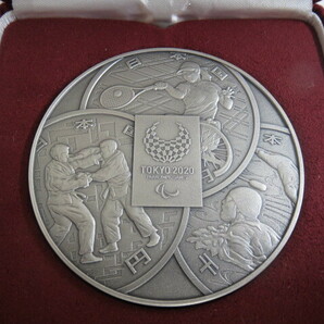 ■T80290:東京2020パラリンピック競技大会 記念貨幣発行記念章牌 純銀メダル 記念メダル シルバー ケース付の画像2