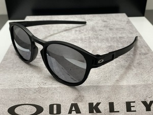 偏光★OAKLEYオークリー LATCHラッチ マットブラック艶消し黒×シルバー/POLARIZEDミラー USA製サングラス 釣りドライブ SK8 サーフ