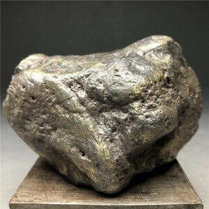 隕石・鉄隕石・磁石にくっつく・原石　マダガスカル　重さ約559ｇ　木台付き
