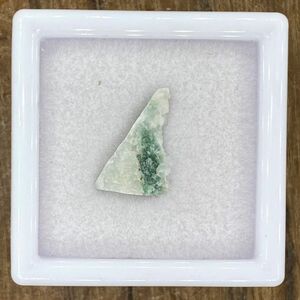 【Y017】糸魚川産　翡翠　ヒスイ　白　緑　標本　原石　透過　天然石　パワーストーン
