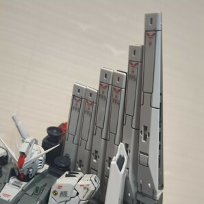 RG 1/144 RX-93 νガンダム(ファーストロットカラーVer.)一部塗装完成品の画像6