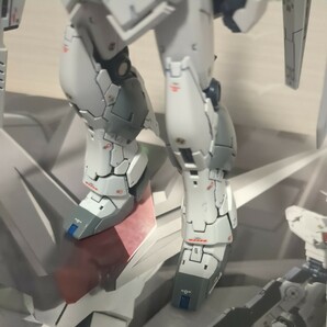 RG 1/144 RX-93 νガンダム(ファーストロットカラーVer.)一部塗装完成品の画像4