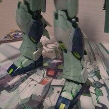 MG 1/100 RX-93 νガンダム(サイコフレーム発動イメージカラー) 一部塗装完成品 HG ガンダムマークⅡ_画像4