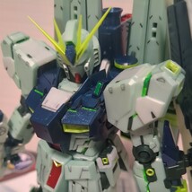 MG 1/100 RX-93 νガンダム(サイコフレーム発動イメージカラー) 一部塗装完成品 HG ガンダムマークⅡ_画像1