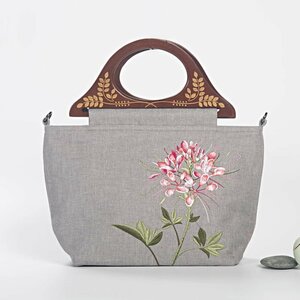 Art hand Auction Embroidered Cleome Flower Tote Bag Handbag Shoulder Bag Cotton Linen Carved Wooden Handle Hand/Shoulder Bag Handmade, Handbags, Fabric, others