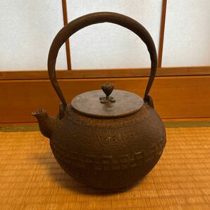 【大正ロマン 模様 鉄瓶 裏蓋に在名あり】茶道具 急須 煎茶道具 骨董品 茶器 骨董 時代物 古物 工芸品 やかん 和風 鉄器 茶壷 鉄 金属工芸 の画像1