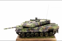 1/72 ドイツ レオパルト2A7 主力戦車 組立塗装済完成品 展示台付き_画像5