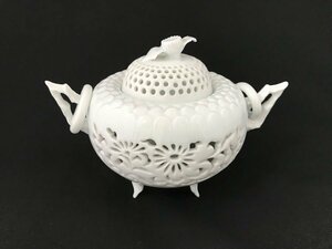 * beautiful goods * Japanese cedar . one "hu" pot white porcelain . chrysanthemum censer Arita . ceramics and porcelain 