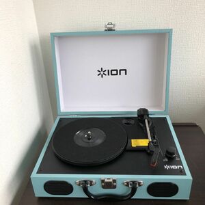 動作OK ION Audio ポータブルレコードプレーヤー 水色 スーツケース型 持ち運び スピーカー内蔵 底ゴム欠品/44-2-42