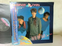 (D)何点でも同送料 LP/レコード/帯付/THOMPSON TWINS/INTO THE GAP/ARISTA 25RS216/トンプソン・ツインズ - ホールド・ミー・ナウ_画像1