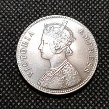 8720　ヴィクトリア銀貨　イギリス領　インド古銭　約30mm_画像1