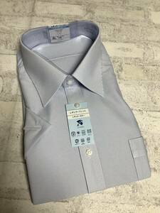 新品未使用　4Ｌサイズ 47cm 半袖シャツ　クールビズ対応　明るいブルーのカッターシャツ　