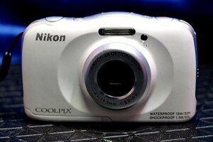 訳あり Nikon 防水wifi 1.5m耐衝撃 Full HD動画 デジタルカメラ ★COOLPIX S33 ホワイト バッテリー＆ACアダプタ★ ニコン　51055-3Y