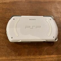 PSP go「プレイステーション・ポータブル go」 パール・ホワイト (PSP-N1000PW)とメモリースティック16GB_画像3