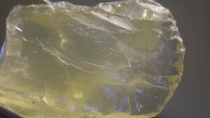 ブラジル産のレモンクォーツ原石です。　色は大きさ比較用写真のものです