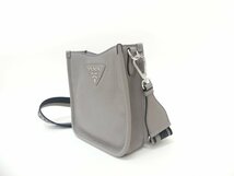 PRADA レザーミニショルダーバッグ グレー 牛革 ロゴ入ストラップ/レザーストラップ 1BH191 STAFFおすすめ_画像2