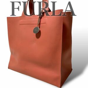 フルラ　FURLA ハンドバッグ　手さげ　大容量　チャーム付き　オレンジ　本革　レザー　マチ広い　お出かけ　買い物
