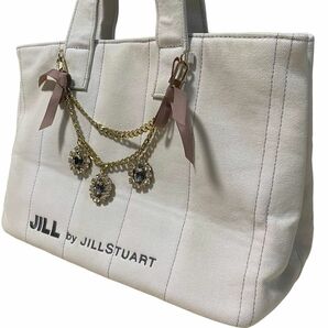 ジルバイジルスチュアート　JILL BY JILLSTUART ハンドバッグ　手さげ　ホワイト　キャンバス　ロゴ　チャーム　買い物