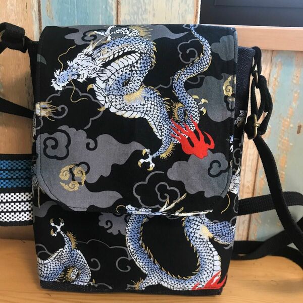 81 黒色　龍　帆布昭和　レトロ　和柄　デニム　帆布　ハンドメイド　スマホポーチ