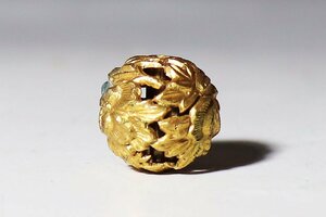 【桃】提げ物：金工銅地鍍金透かし彫り花紋様図緒締め玉　　