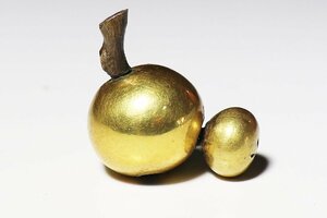 【桃】提げ物：金工黄銅彫成物緒締め玉