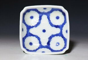 [ peach ] Seto blue and white ceramics .. chrysanthemum pattern four person small plate 