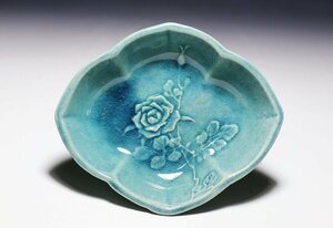 【桃】珉平焼青釉陰刻薔薇の図菱型小皿　
